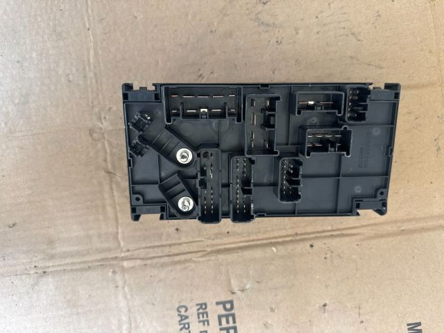 bontott SUBARU FORESTER Biztosítéktábla Motortér