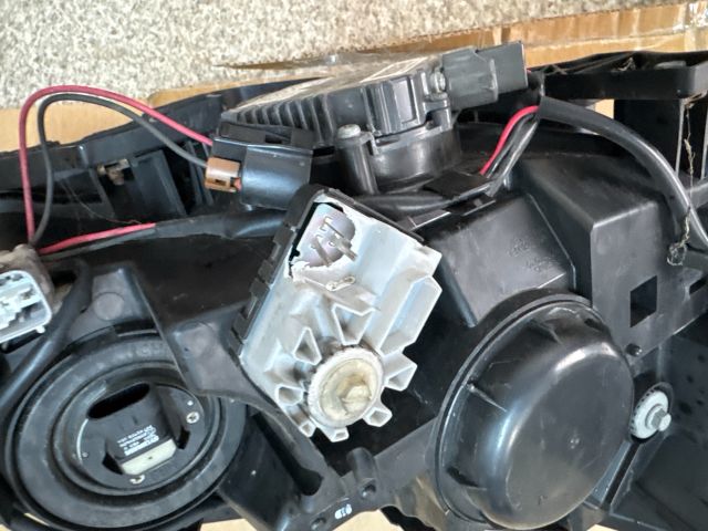 bontott SUBARU FORESTER Bal Xenon Fényszóró