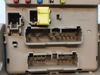 bontott SUBARU FORESTER Biztosítéktábla Utastér