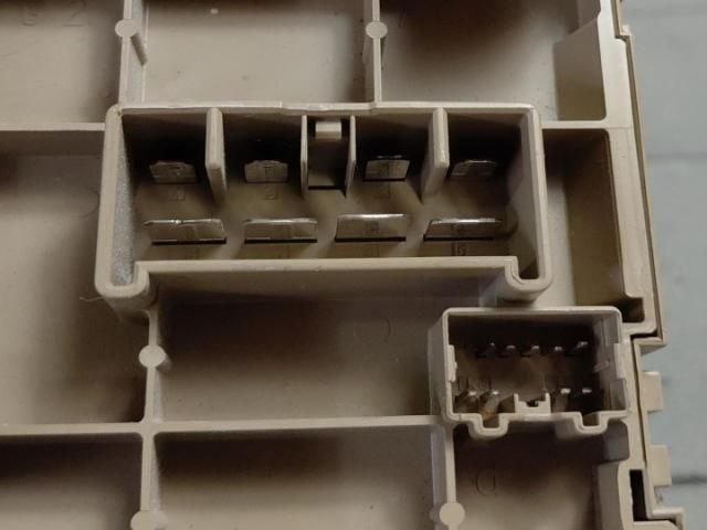 bontott SUBARU FORESTER Biztosítéktábla Utastér