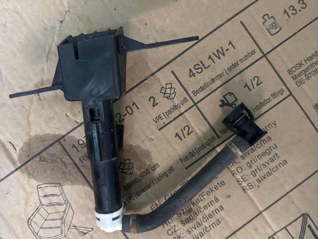 bontott SUBARU FORESTER Jobb Fényszórómosó Fúvóka