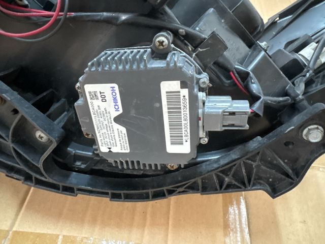 bontott SUBARU FORESTER Jobb Xenon Fényszóró