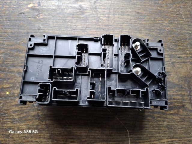 bontott SUBARU IMPREZA Biztosítéktábla Motortér