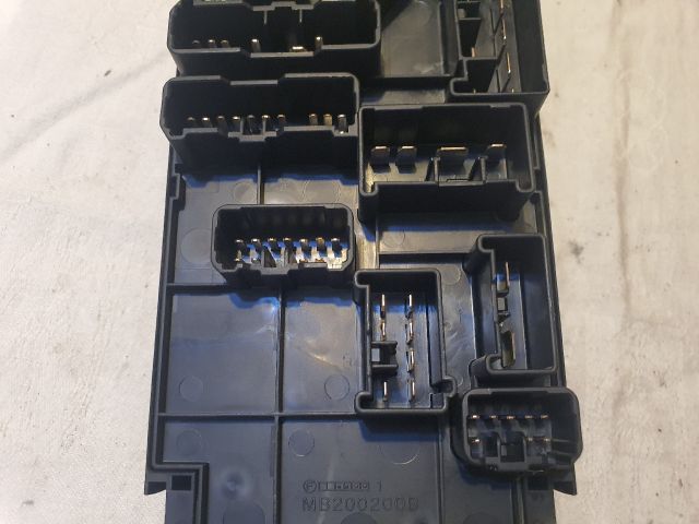 bontott SUBARU IMPREZA Biztosítéktábla Motortér