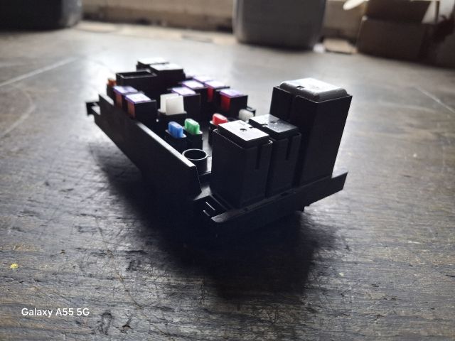 bontott SUBARU IMPREZA Biztosítéktábla Motortér