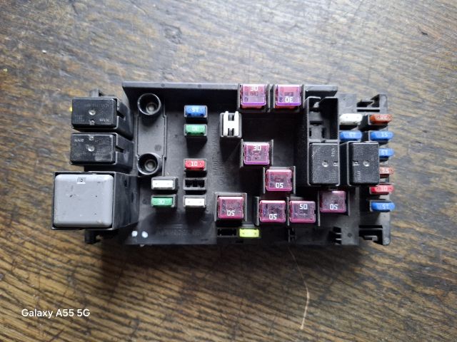 bontott SUBARU IMPREZA Biztosítéktábla Motortér