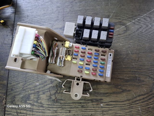 bontott SUBARU IMPREZA Biztosítéktábla Utastér