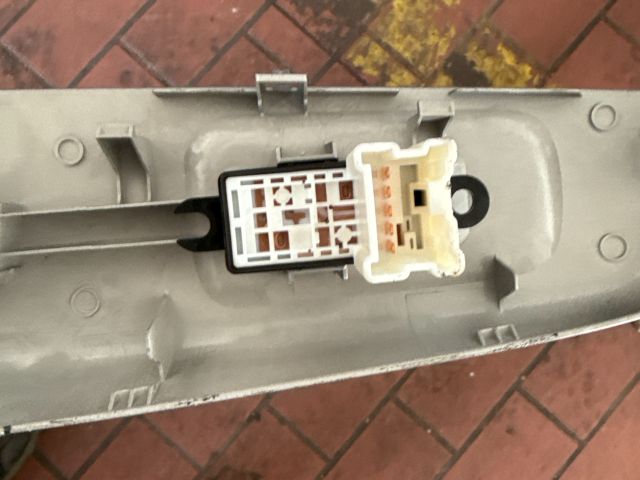 bontott SUBARU IMPREZA Jobb első Ablakemelő Kapcsoló