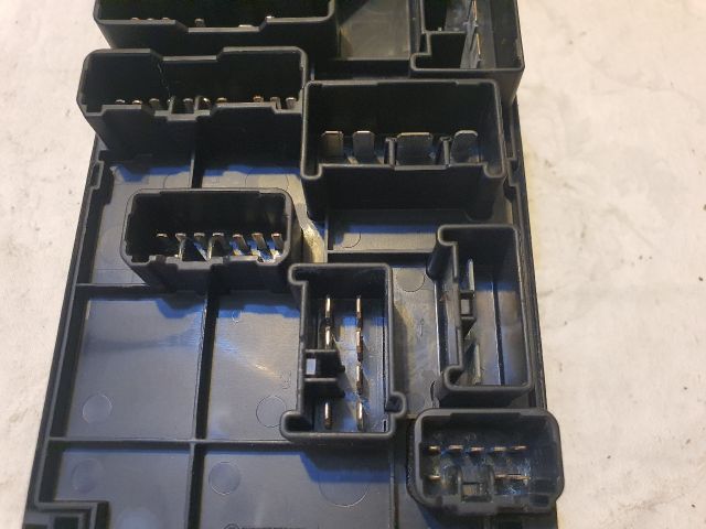 bontott SUBARU LEGACY Biztosítéktábla Motortér