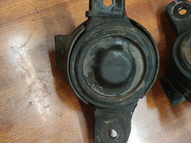 bontott SUBARU LEGACY Motor Tartó Bak (Fém)