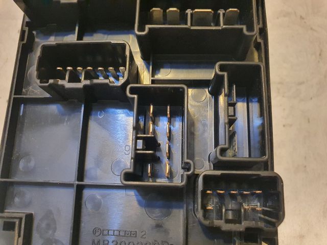 bontott SUBARU LEGACY Biztosítéktábla Motortér