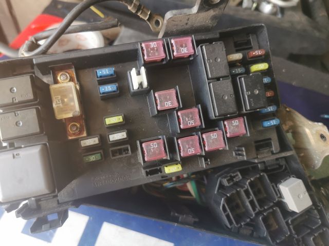 bontott SUBARU LEGACY Biztosítéktábla Motortér