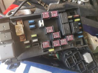 bontott SUBARU LEGACY Biztosítéktábla Motortér