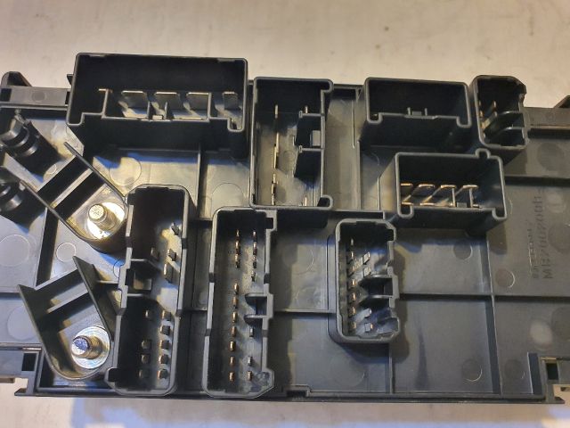 bontott SUBARU LEGACY Biztosítéktábla Motortér