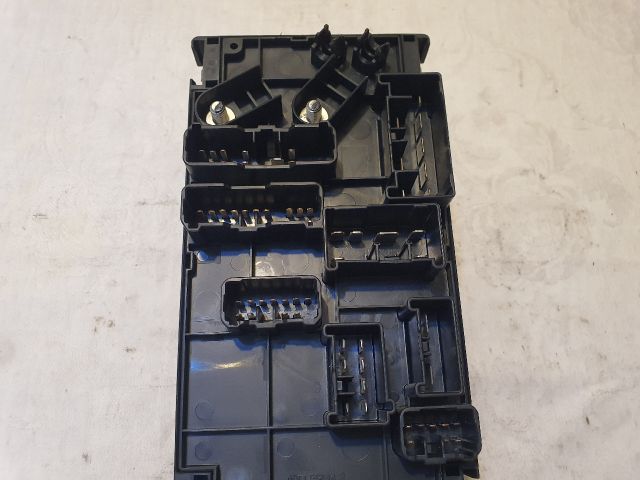 bontott SUBARU LEGACY Biztosítéktábla Motortér