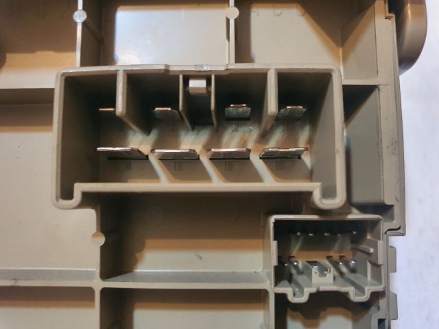 bontott SUBARU LEGACY Biztosítéktábla Utastér