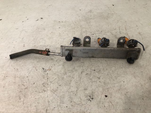 bontott SUZUKI ALTO Porlasztó Sor / Híd