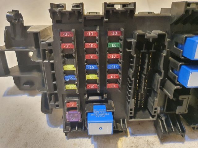 bontott SUZUKI ALTO Biztosítéktábla Utastér