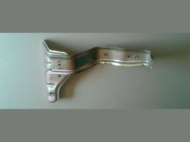 bontott SUZUKI ALTO Jobb első Lökhárító Merevítő Tartó (Fém)