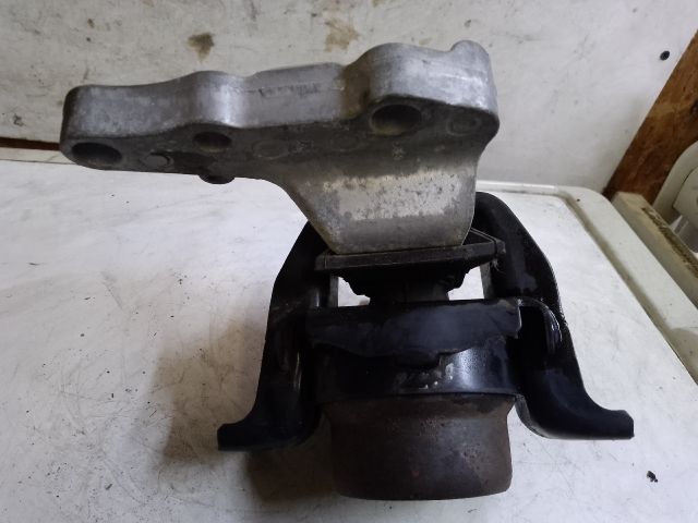 bontott SUZUKI BALENO Motor Tartó Bak Bal