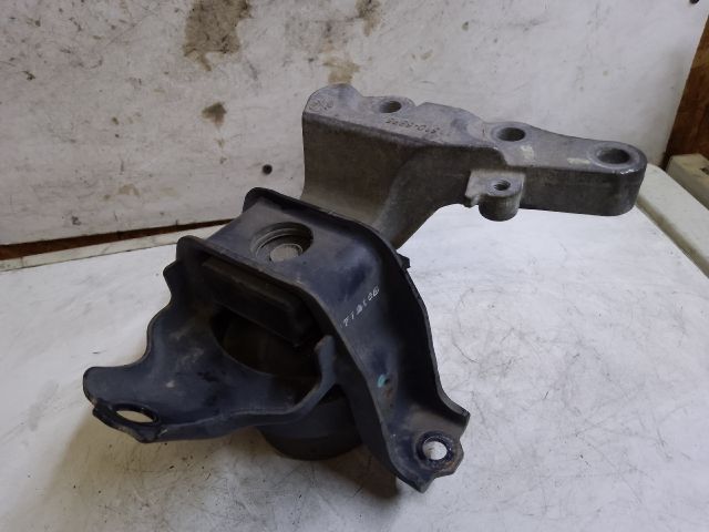 bontott SUZUKI BALENO Motor Tartó Bak Bal