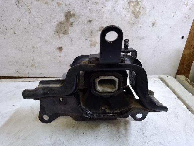 bontott SUZUKI BALENO Motor Tartó Bak Jobb