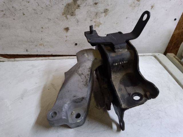 bontott SUZUKI BALENO Motor Tartó Bak Jobb