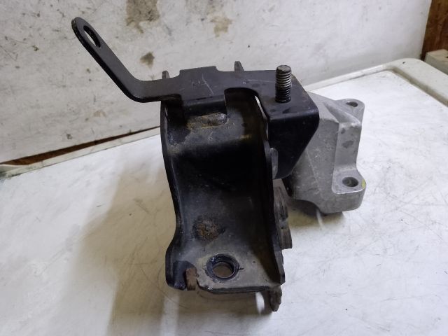 bontott SUZUKI BALENO Motor Tartó Bak Jobb