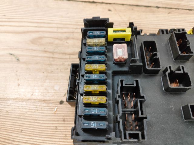 bontott SUZUKI BALENO Biztosítéktábla Utastér