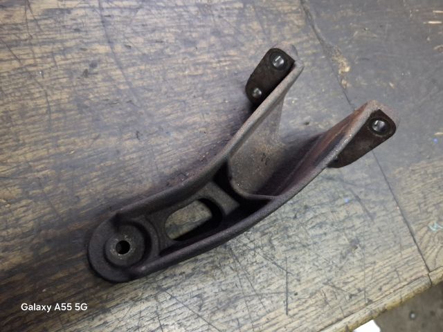 bontott SUZUKI GRAND VITARA Motor Tartó Bak Jobb