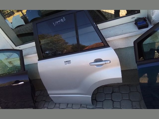 bontott SUZUKI GRAND VITARA Bal hátsó Ajtó (Részeivel)