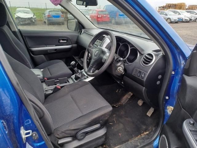 bontott SUZUKI GRAND VITARA Felső Hűtőburkolat