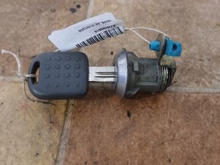 bontott SUZUKI IGNIS I Bal első Zárbetét