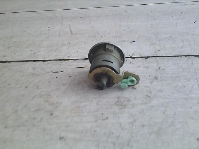 bontott SUZUKI IGNIS I Bal első Zárbetét