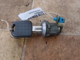 bontott SUZUKI IGNIS I Bal első Zárbetét