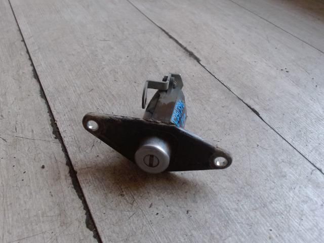 bontott SUZUKI IGNIS I Csomagtérajtó Zárbetét