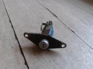 bontott SUZUKI IGNIS I Csomagtérajtó Zárbetét