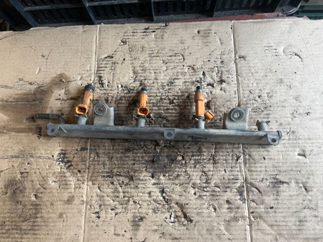 bontott SUZUKI IGNIS II Porlasztó Sor / Híd