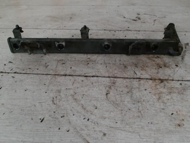 bontott SUZUKI IGNIS II Porlasztó Sor / Híd