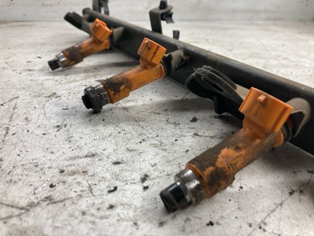 bontott SUZUKI IGNIS II Porlasztó Sor / Híd