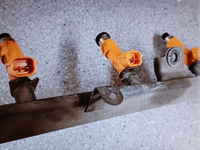 bontott SUZUKI IGNIS II Porlasztó Sor / Híd