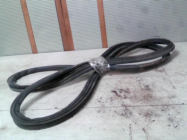 bontott SUZUKI IGNIS II Csomagtérajtó Gumikéder