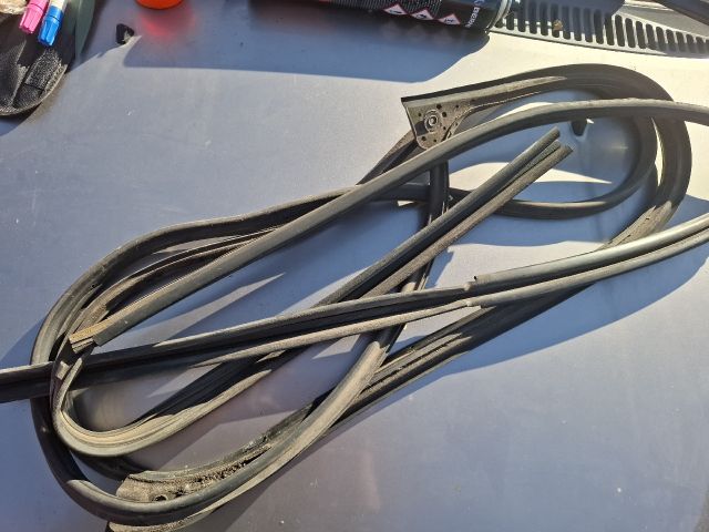 bontott SUZUKI IGNIS II Jobb első Gumikéder