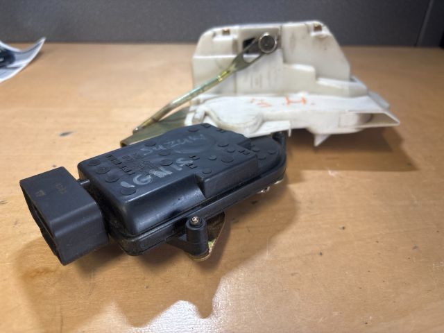 bontott SUZUKI IGNIS II Jobb hátsó Ajtózár