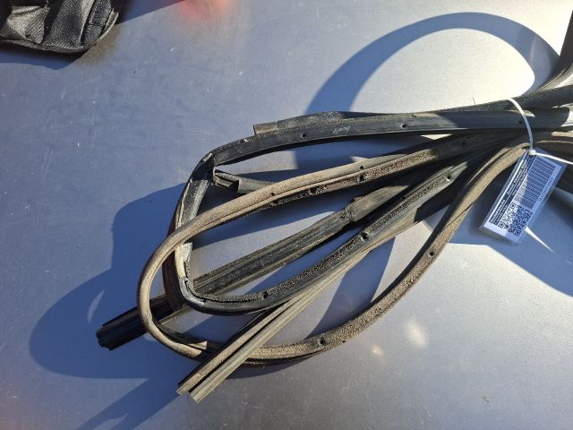 bontott SUZUKI IGNIS II Jobb hátsó Gumikéder