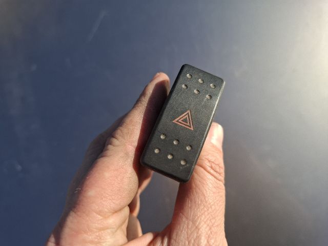 bontott SUZUKI IGNIS II Vészvillogó Kapcsoló