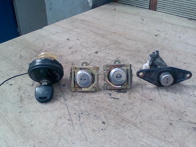 bontott SUZUKI IGNIS II Zárbetét Szett