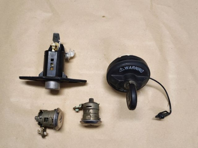 bontott SUZUKI IGNIS II Zárbetét Szett