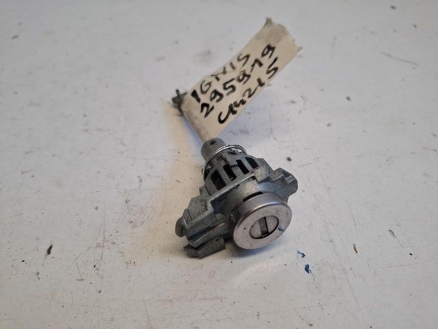 bontott SUZUKI IGNIS III Bal első Zárbetét