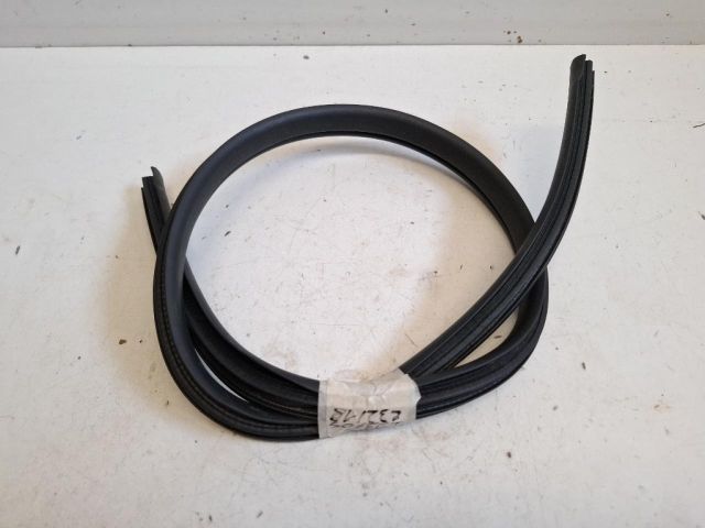 bontott SUZUKI IGNIS III Jobb hátsó Gumikéder